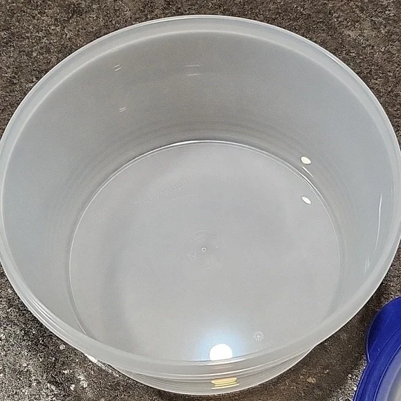 Tupperware Stuffable 8 cup Container - Picture 3 of 5